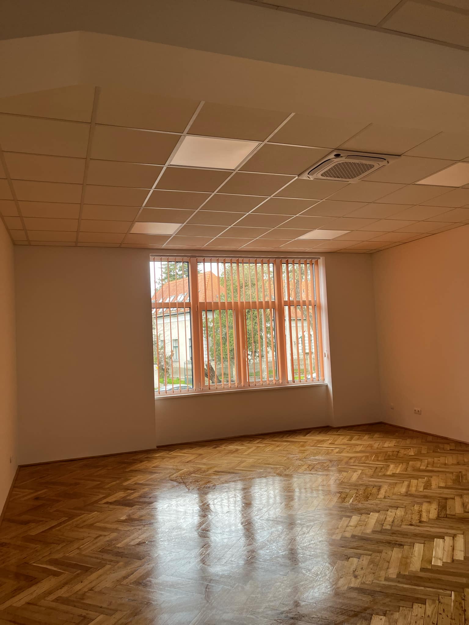 24m2 Iroda